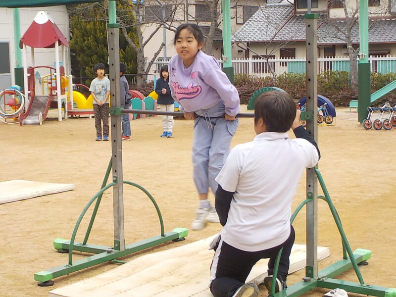 鉄棒では前回りや逆上がりを披露したよ